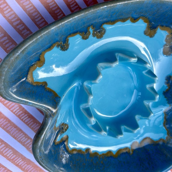 VTG ATOMIC ERA MCM Aqua blue Gold Gray Drip GLAZE POTTERY Shaped ASHTRAY
9” x 8” - Picture 4 of 5